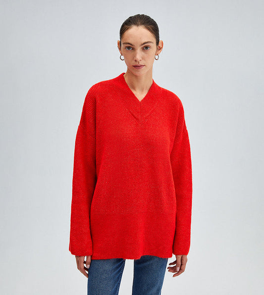 Sweater with hood in red for a casual and comfortable look for women