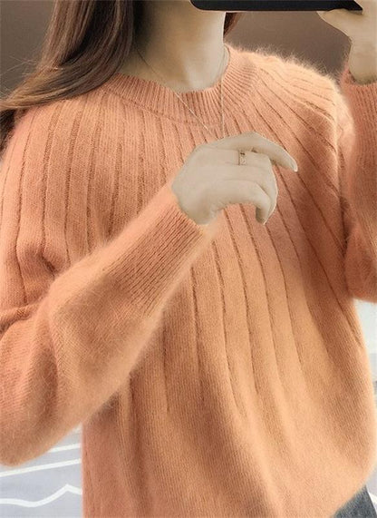 Fluffy knitting sweater made of acrylic fiber for women